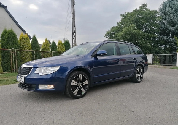 Skoda Superb cena 29999 przebieg: 218000, rok produkcji 2010 z Gniezno małe 436